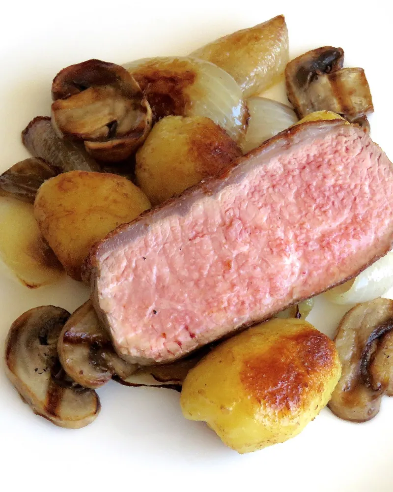 Prime Rib de vitelo rosado grelhado com batatas e cogumelos