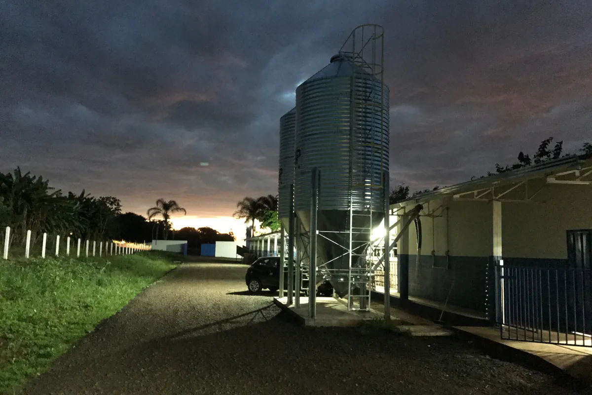 Instalações da unidade Délimax ao entardecer, em Patrocínio Paulista, SP